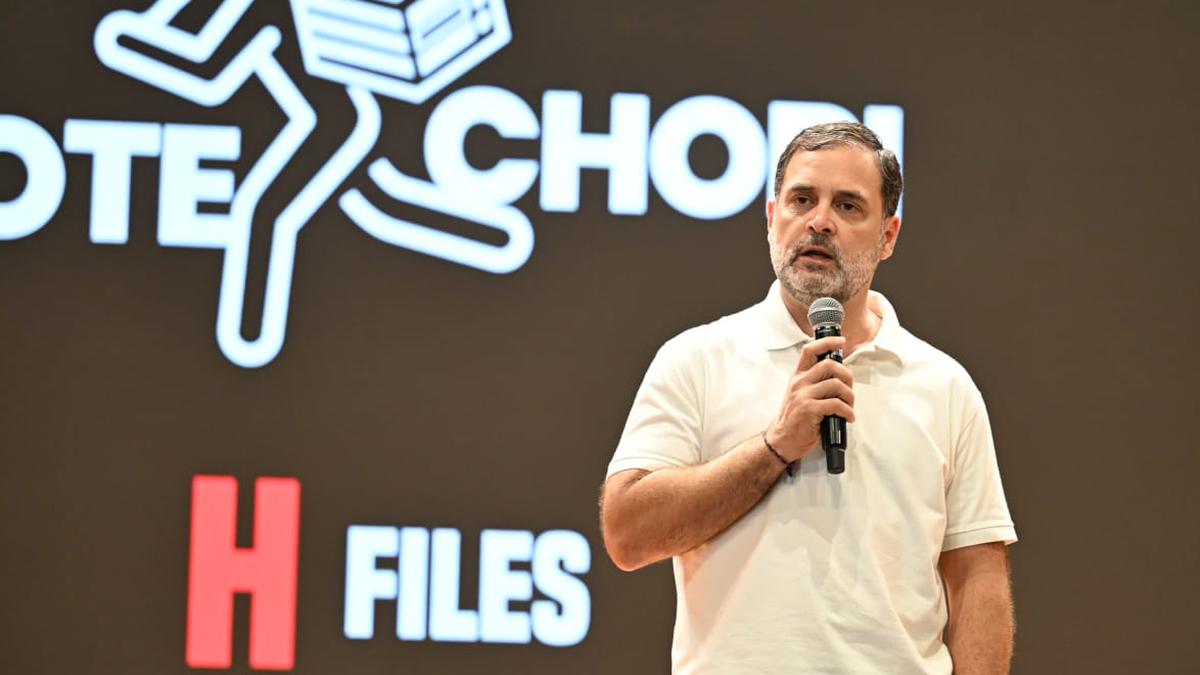 બિહારમાં મતદાન પહેલા રાહુલ ગાંધીએ ફોડ્યો હાઈડ્રોજન બોમ્બ હરિયાણામાં વોટ ચોરી કરીને સરકાર રચી, ૨૫ લાખ ફેક વોટર્સ